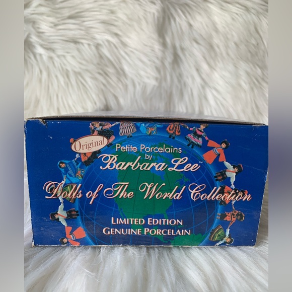 Dolls of The World Collection Petite Porcelains by Barbara Lee (Belgium) - Picture 4 of 4